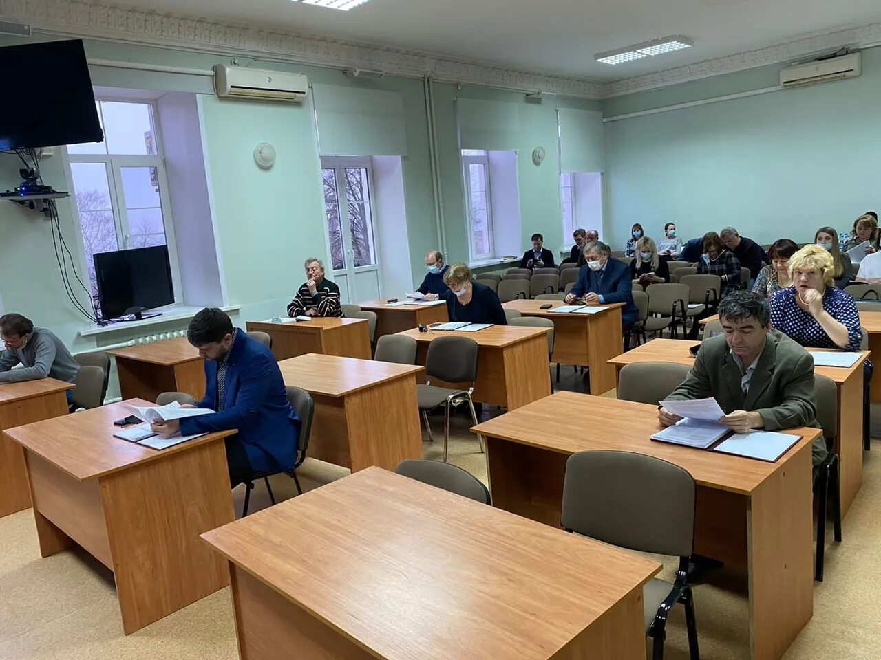 Безуглый виктор алексеевич глава города елец. Сквер соломенцева елец. Работа в ельце вакансии. Галина анатольевна елец. Центр города елец елец.