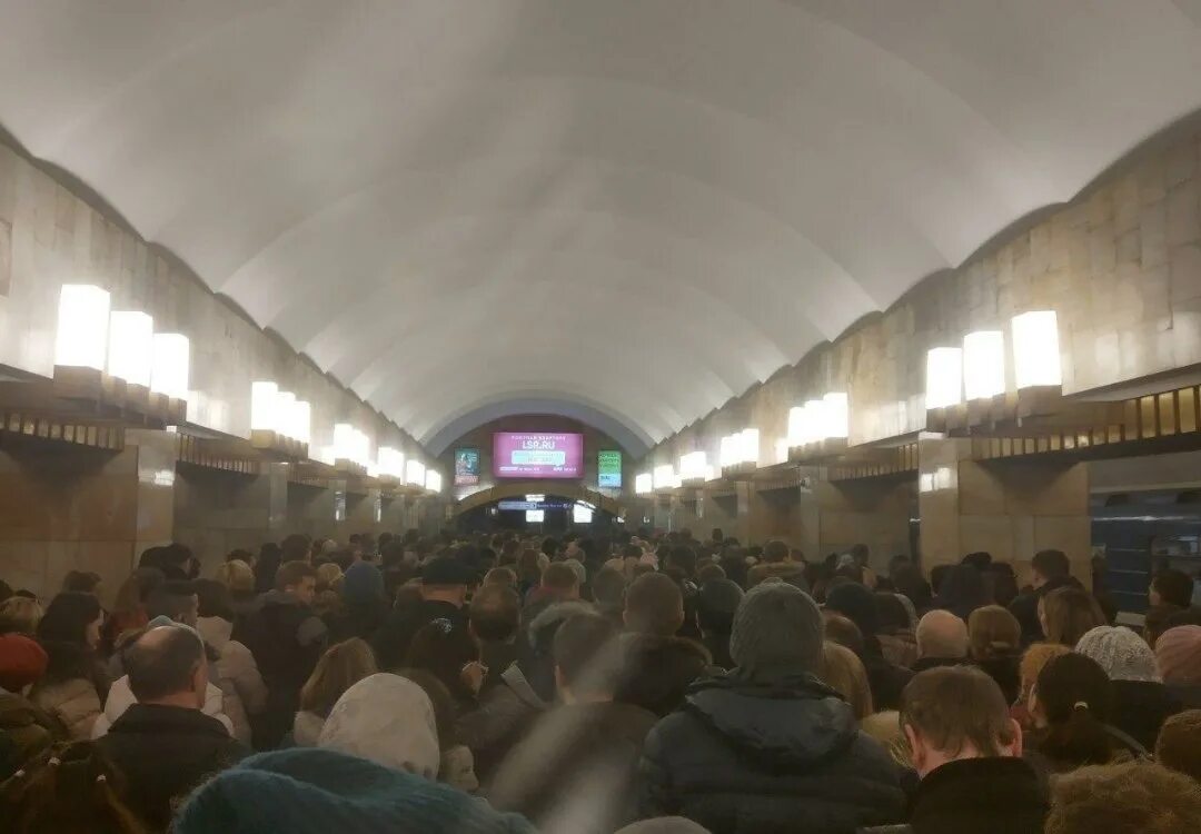Почему плохо в метро. Станция метро гражданский проспект. метро в питере как летающая тарелка.