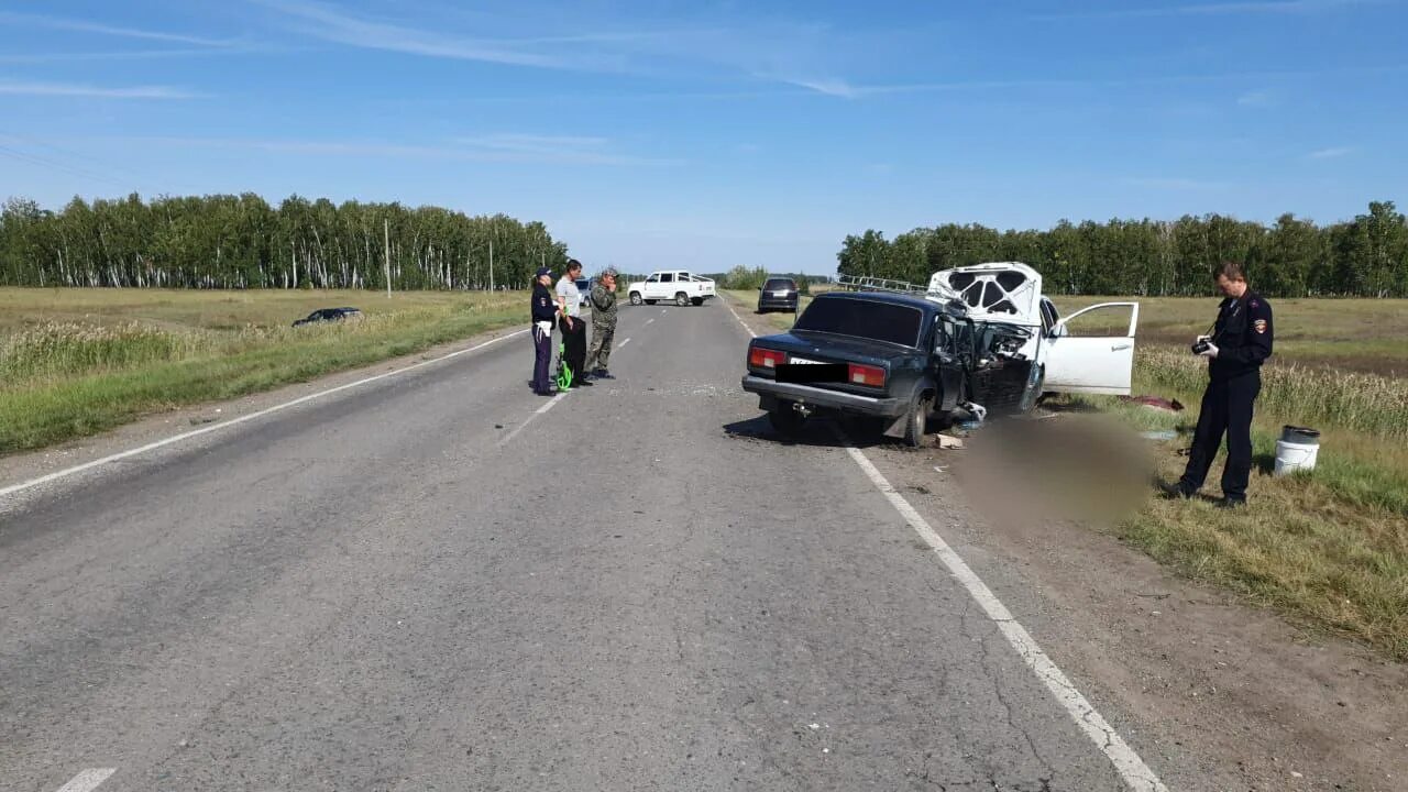 Авария бишкиль варламово. Легковушка. Авария на самарской трассе рено логан. Новокузнецк происшествия. Жесткие дтп 2023.