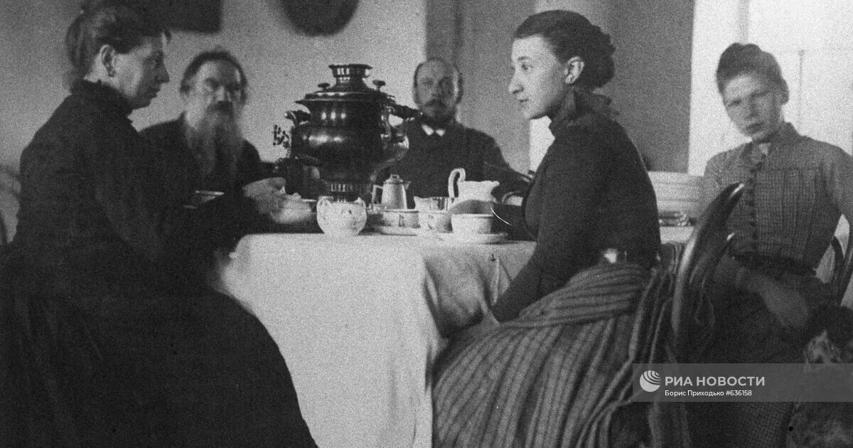 Толстой Лев Николаевич за обедом. Толстой в Ясной Поляне пьет чай. Лев Николаевич толстой в кругу семьи. Жены п толстого