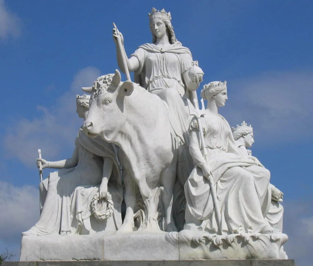 Фото статуи. Булыжник на голове. Европейские статуи. Памятник русалочке в россии. Бразилия статуя христа спасителя.