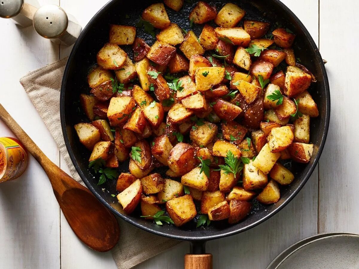 Картошка в кожуре на сковороде. Фрайд потейто. Жареный картофель. Жареная картошка. Картошка с мясом.