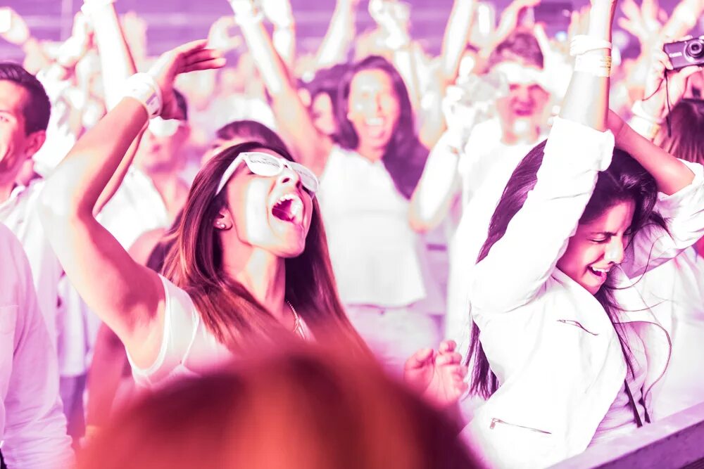 девушка с воздушными шарами. ее улыбка освещает все пати уже. люди на вечеринке. веселая компания коктейли. ее улыбка освещает все пати уже.