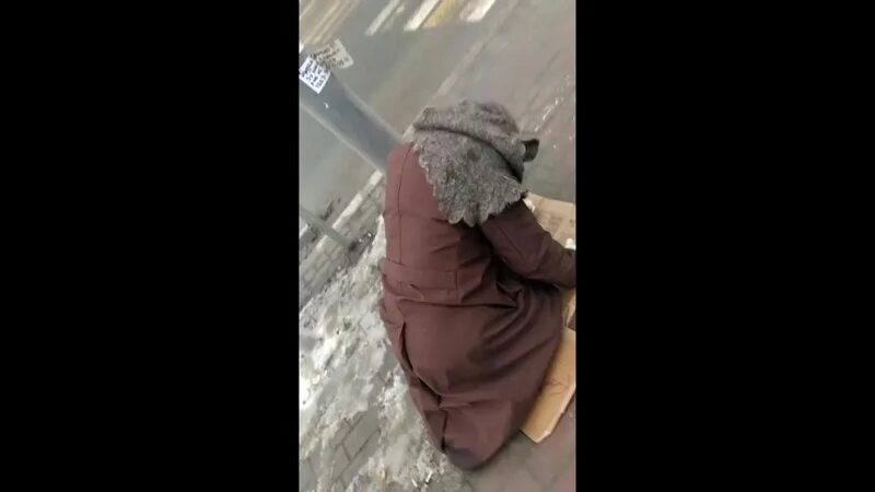 Стримеры попрошайки. Разоблачение нищих. Китай попрошайничество. Попрошайки в метро. Девушки попрошайки в метро.