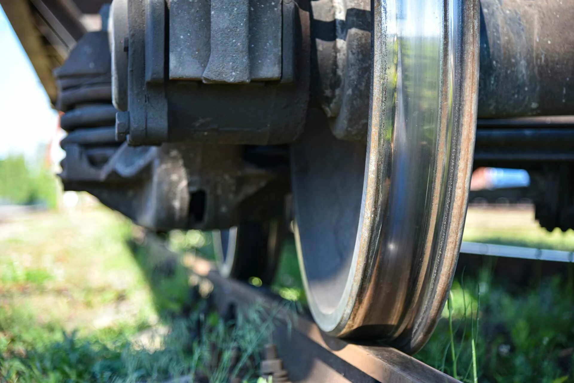 Колеса на рельсах. Рельсы колеса вагоны. Рельсы колеса вагоны. 077-0. Рельсы колеса вагоны.