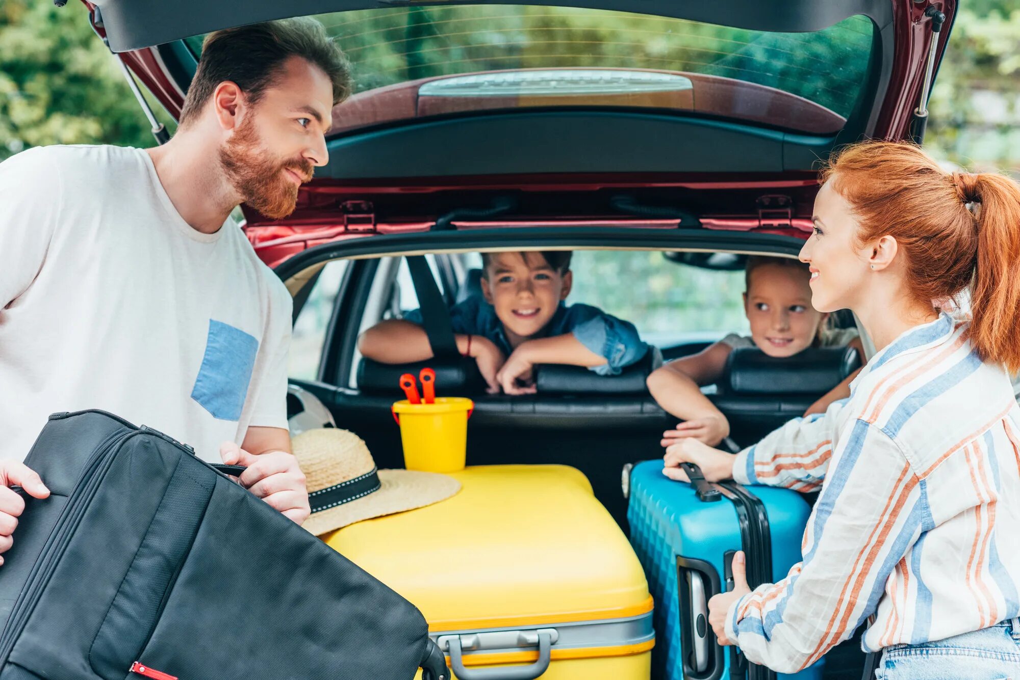 Семья в машине. Семья путешествует. Машина для путешествий семьей. Путешествие с детьми.