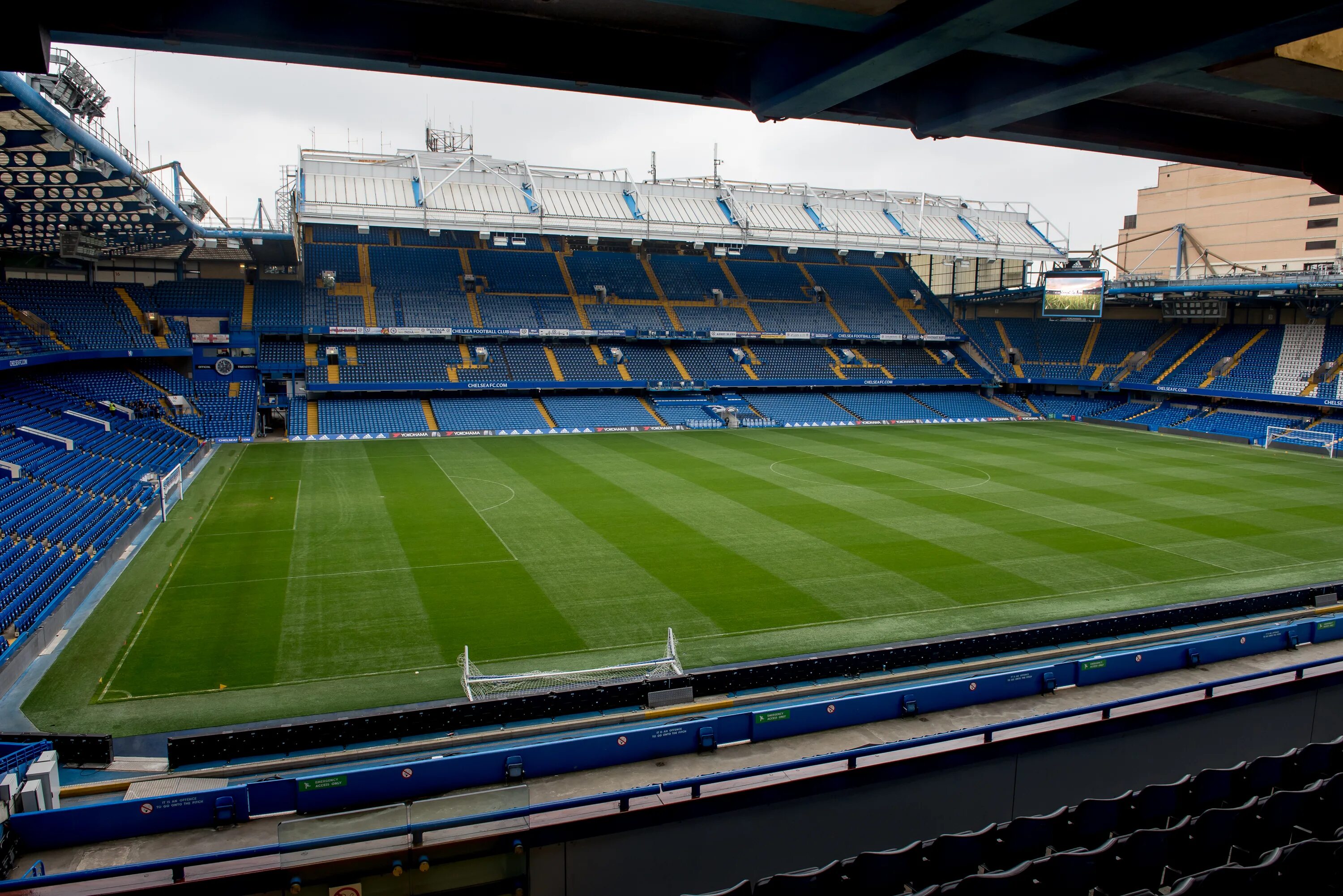 Super forums. Stamford Bridge Stadium. Футбольный Стенфорд бридж. Стэмфорд бридж 1980 1020. Стадион Стэмфорд бридж снаружи близко.