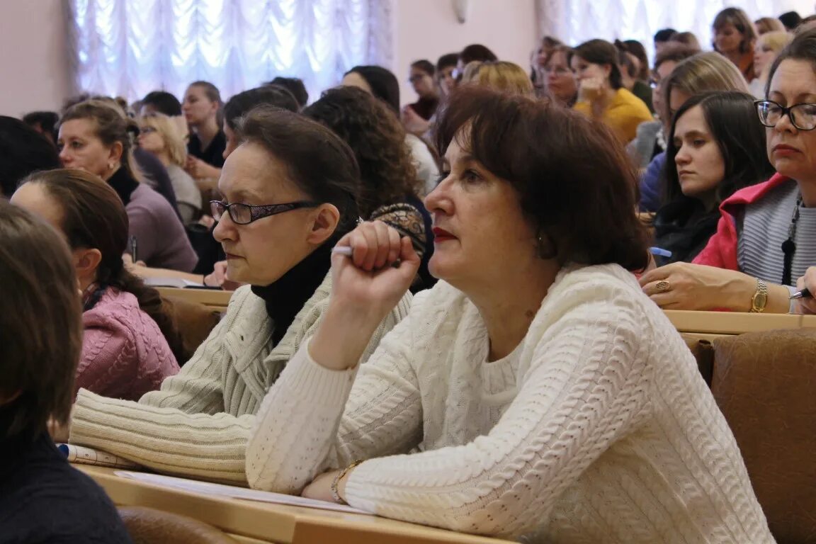 Маршалова ирина николаевна. Вятский колледж управления и новых технологий. Школа 18 иваново учителя. Иванов педагог. Учитель работает.