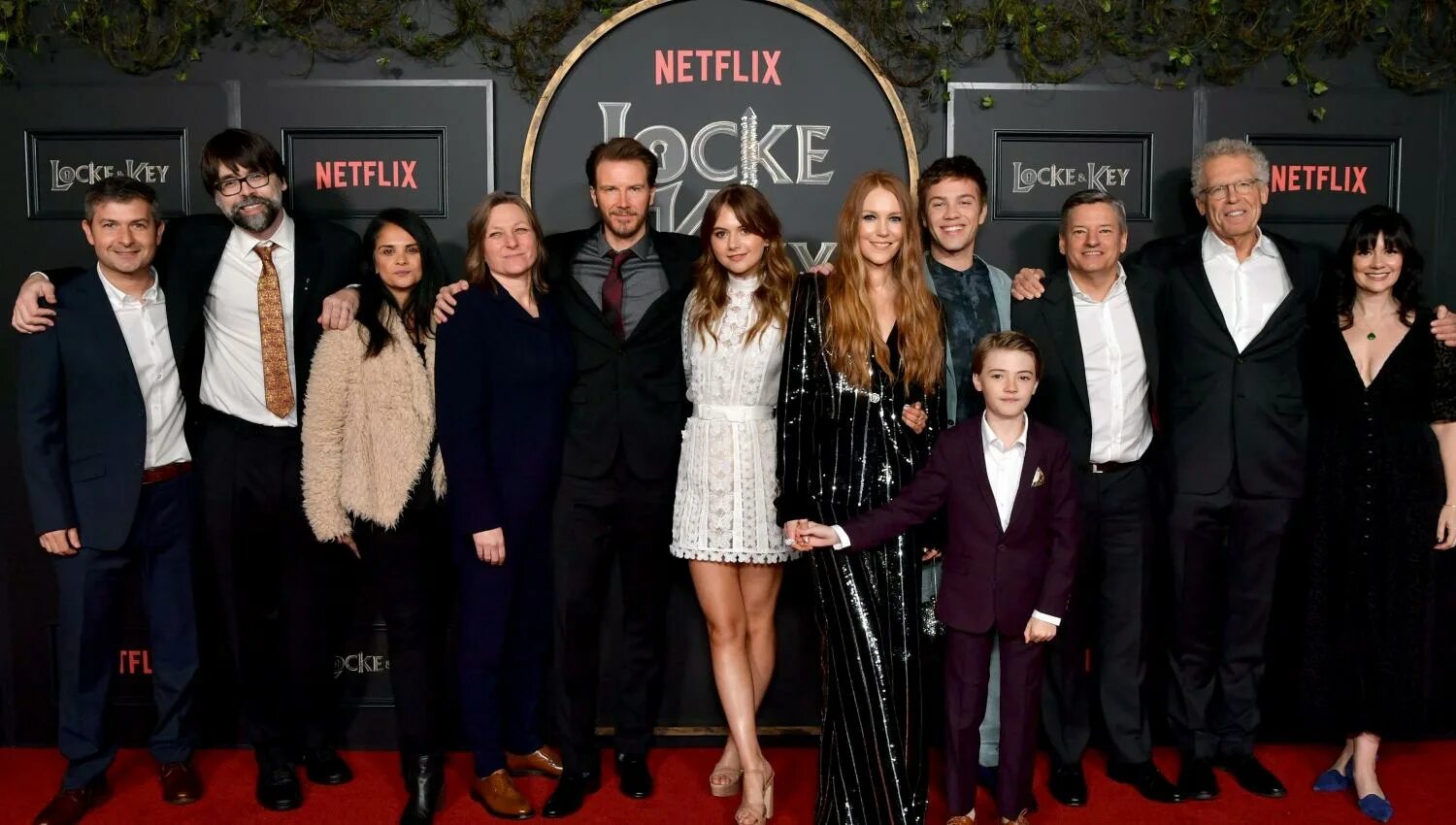 Пенн бэджли сериал ты. Нетфликс коллаж. Нетфликс сериалы нетфликс. Нетфликс лучшее. Популярные сериалы нетфликс список.