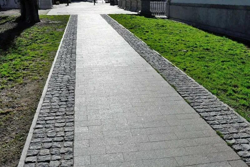 Самый край тротуара. Край тротуара. Бортовой камень для пешеходных дорожек. Самый край тротуара. Асфальтная крошка на дорожки.