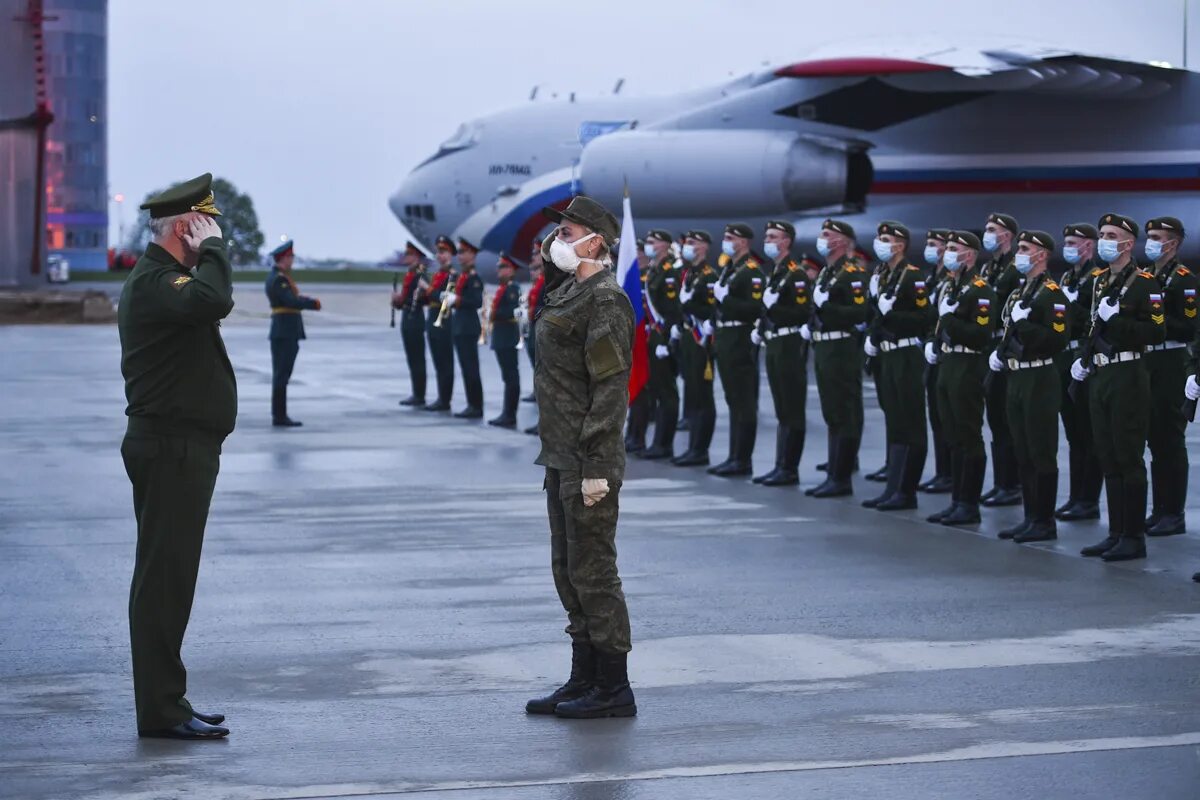 Встреча военных. Военнослужащие. Российские военные на аэропорту. Чкаловский аэродром. Военные россии италия