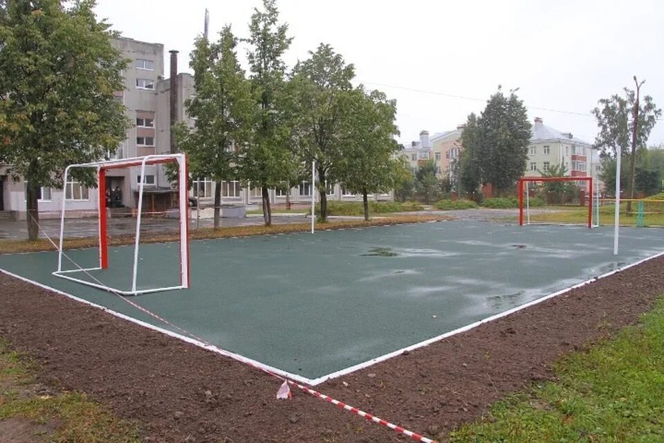Школьная площадка фото. Школьная спортивная площадка. Школьная спортивная площадка. Спортплощадка в школе. Школьная спортивная площадка.