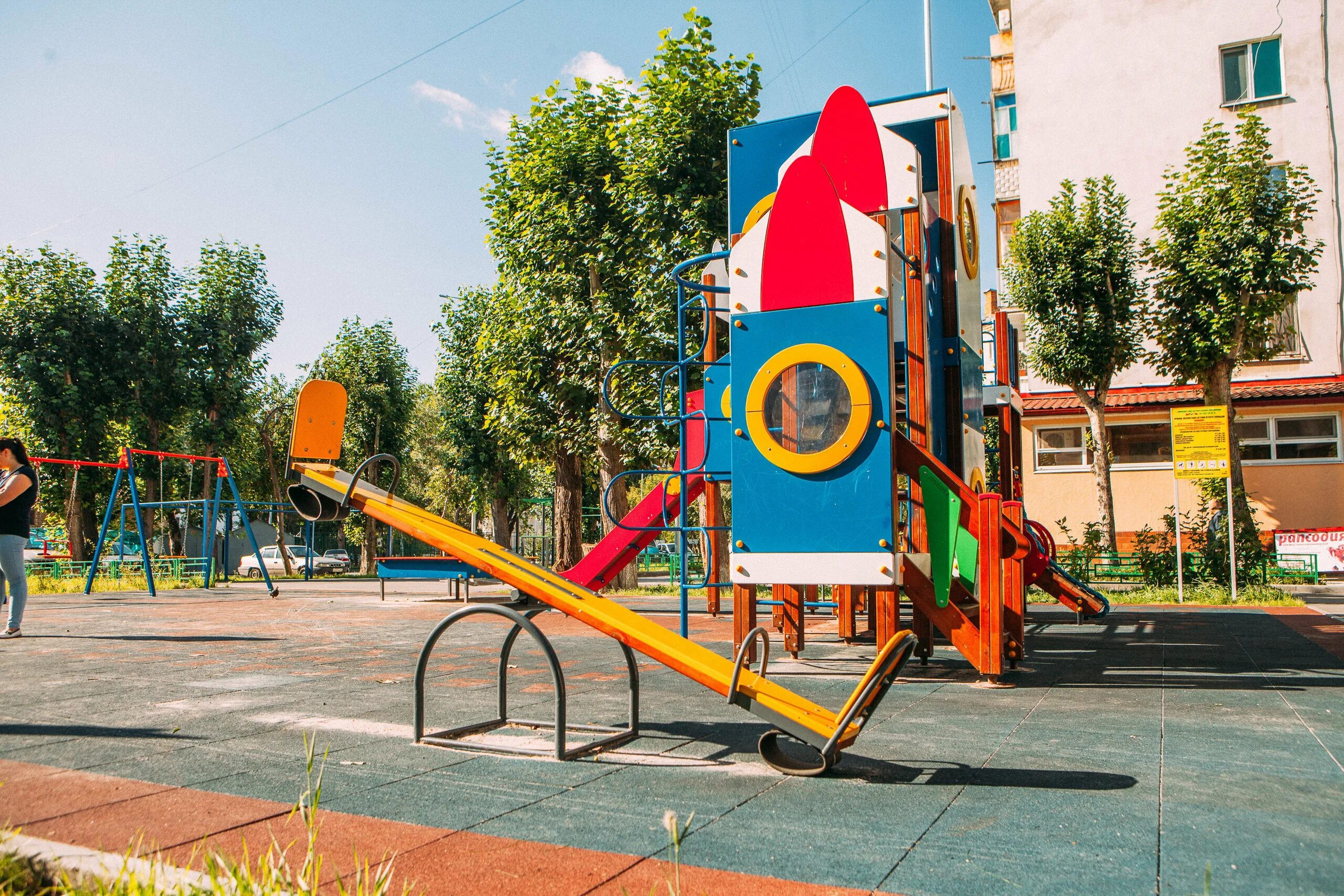 Двор многоквартирного дома старый. Детская площадка на басманном. 8 корп 2. Озеленение придомовой территории. Двора в действии.