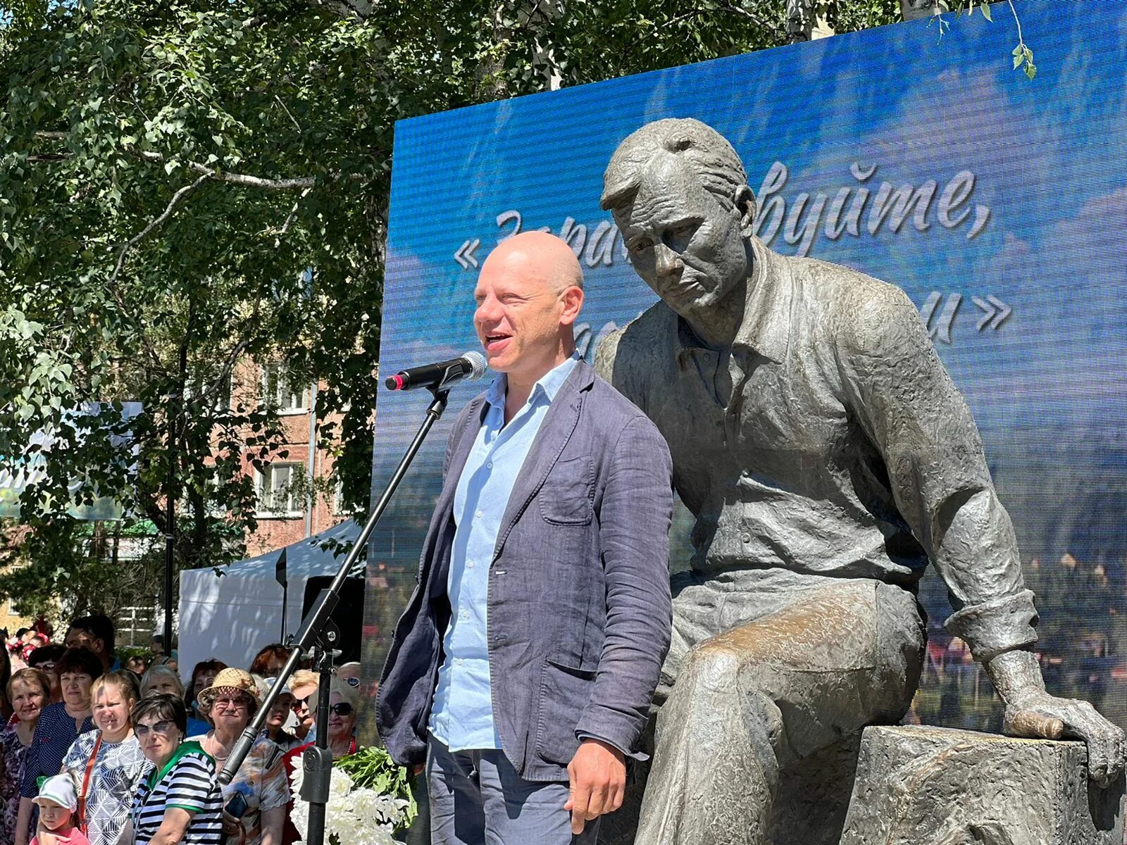 Шукшинские чтения. Памятник Шукшина Барнаул. Памятник в м Шукшину в Барнауле. Шукшинские чтения 2022 в Сростках. Памятник Василию Макаровичу Шукшину Барнаул.