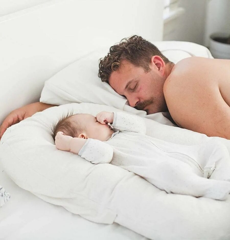 Позы сна для новорожденных. Лучшие позы для сна новорожденного. Кровать для детей. Безопасная поза для сна новорожденного.
