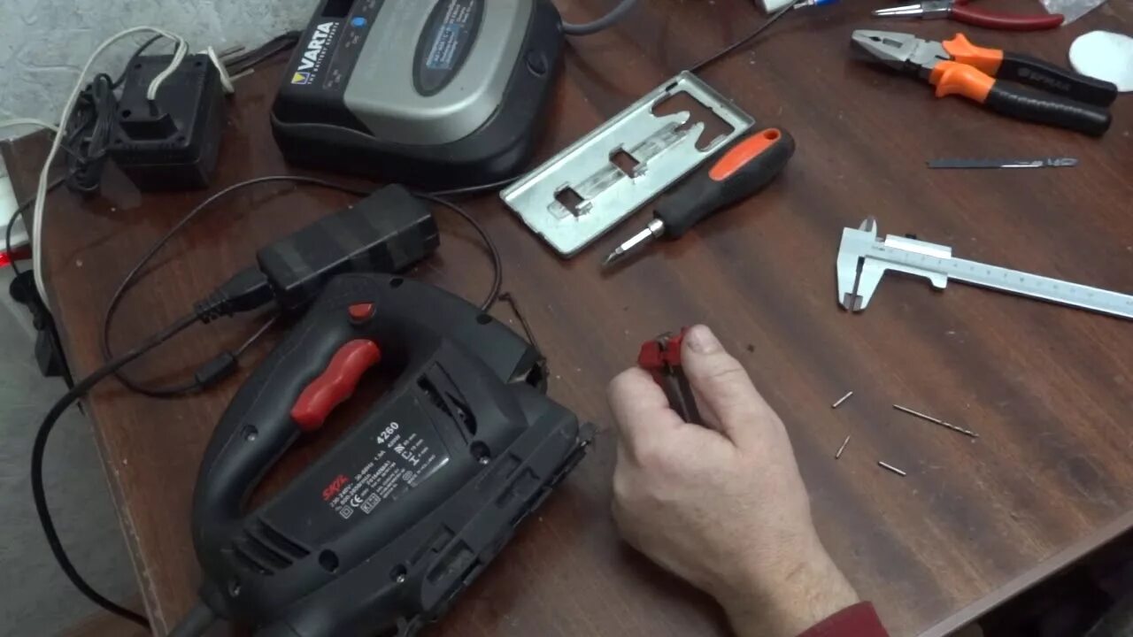 Лазерный прицел на лобзик. Лобзик phiolent ps520e крепление пилки. Лобзик метабо steb 70 quick в разобранном виде. Крепление пилки лобзика. Лобзик метабо steb 70 quick в разборе.