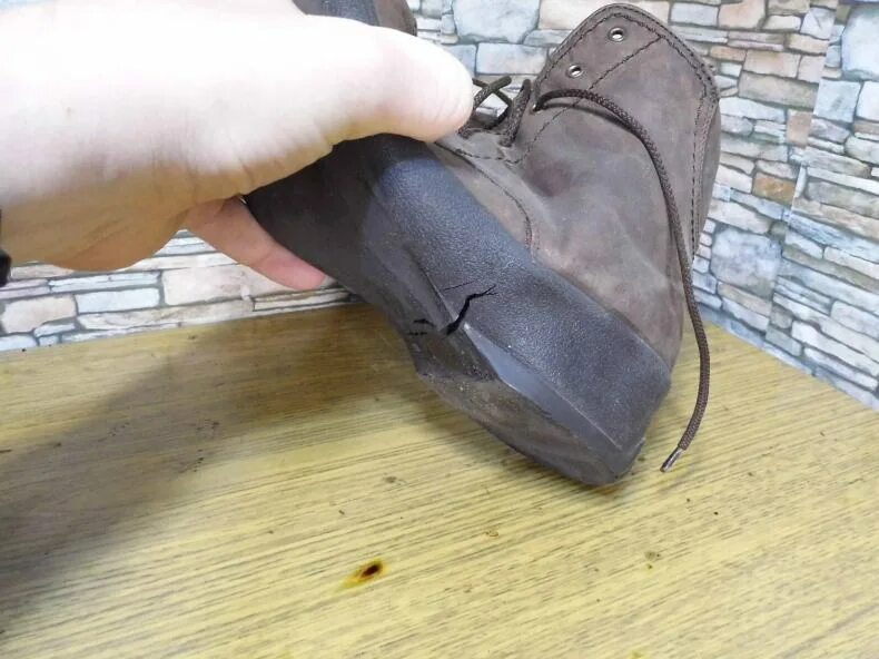 Изношенные ботинки. Обувь со скрипом 6. Треснула подошва на обуви. Набойки на сапогах подошва. Приклеенная подошва.