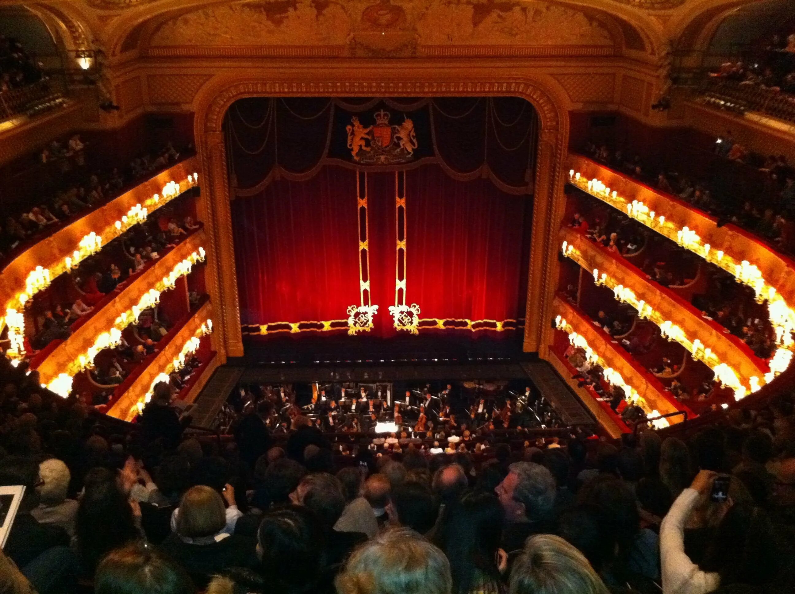 Королевский оперный театр в лондоне. Ковент гарден опера. Famous london theatre. Королевский оперный театр covent garden внутри. Театр пикадилли в лондоне.