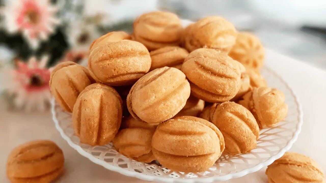 Печенье орешки. Орешки со сгущенкой. Песочное печенье со сгущенкой. Печенье с орехами.