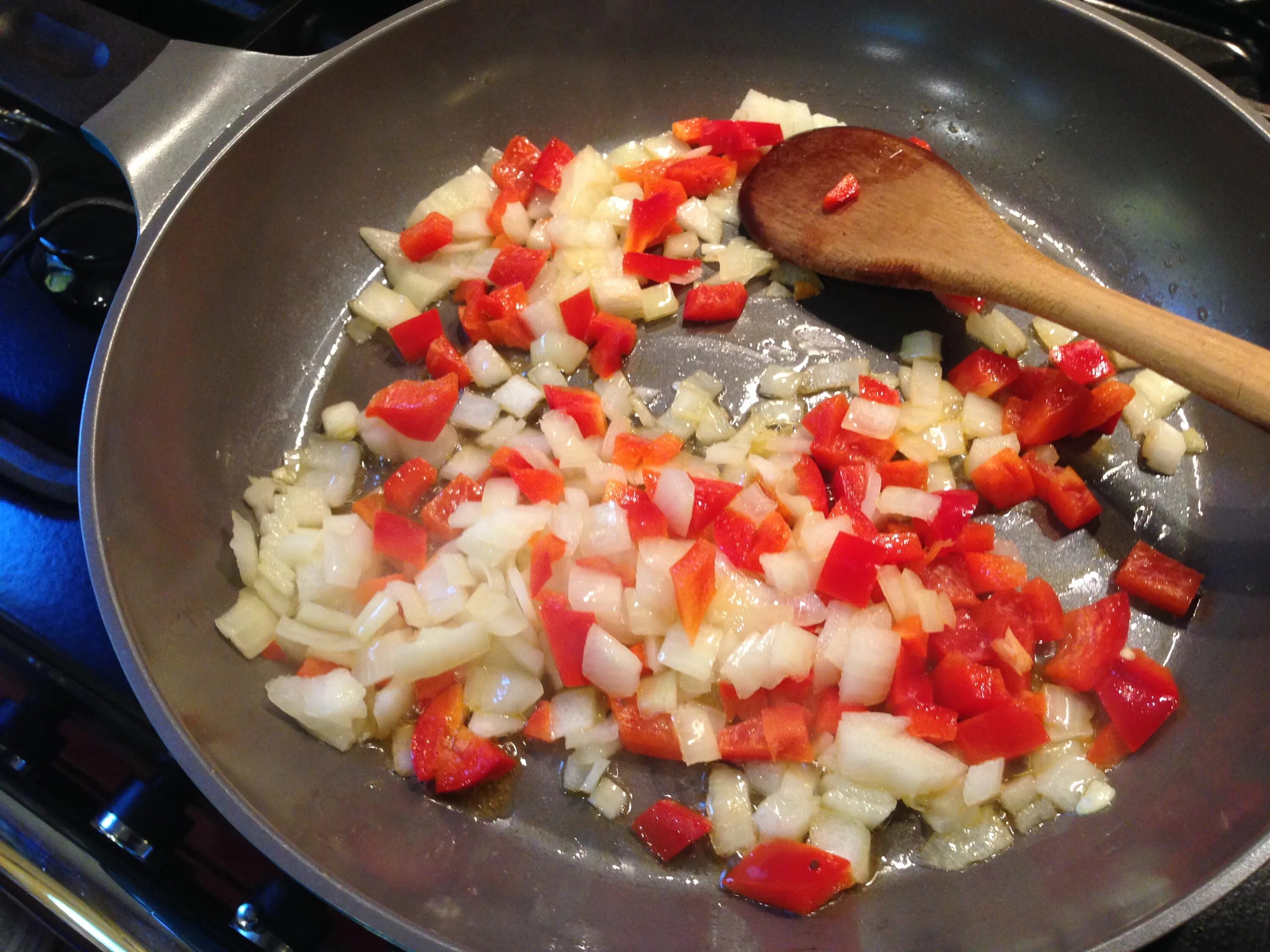 Tomato and onion and. Сотейник с овощами. Обжарит лук с болгарским перцем. Обжарить фарш с луком и помидорами. Овощи на сковородке жарятся.