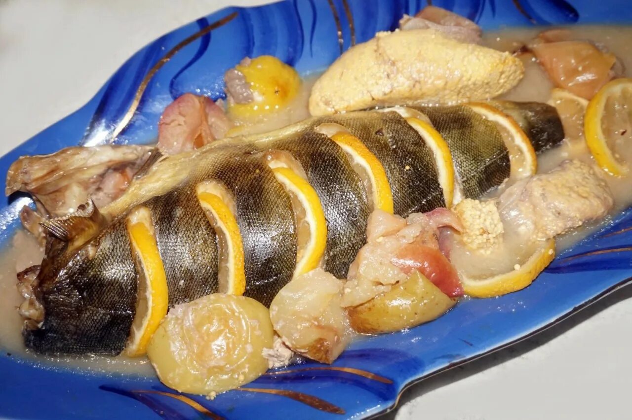 Голец в духовке в фольге. Скумбрия в духовке в фольге с лимоном и луком. Терпуг в духовке в фольге с луком и лимоном. Терпуг в духовке целиком в фольге. Терпуг жареный.