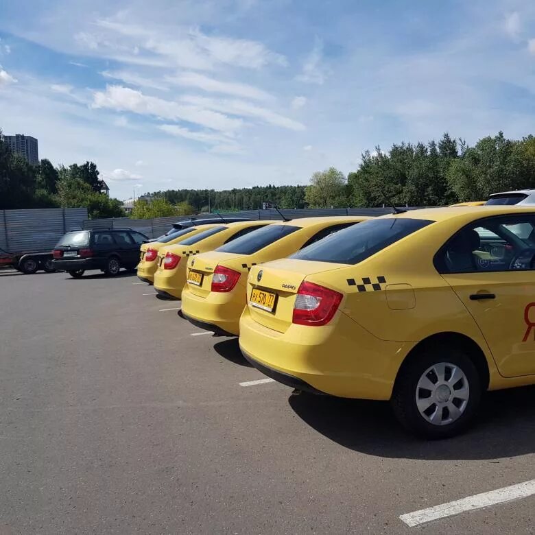 Сдать автомобиль в организацию. Машина "такси". Автомобиль «такси». Автомобиль под такси. Машина под машиной такси.