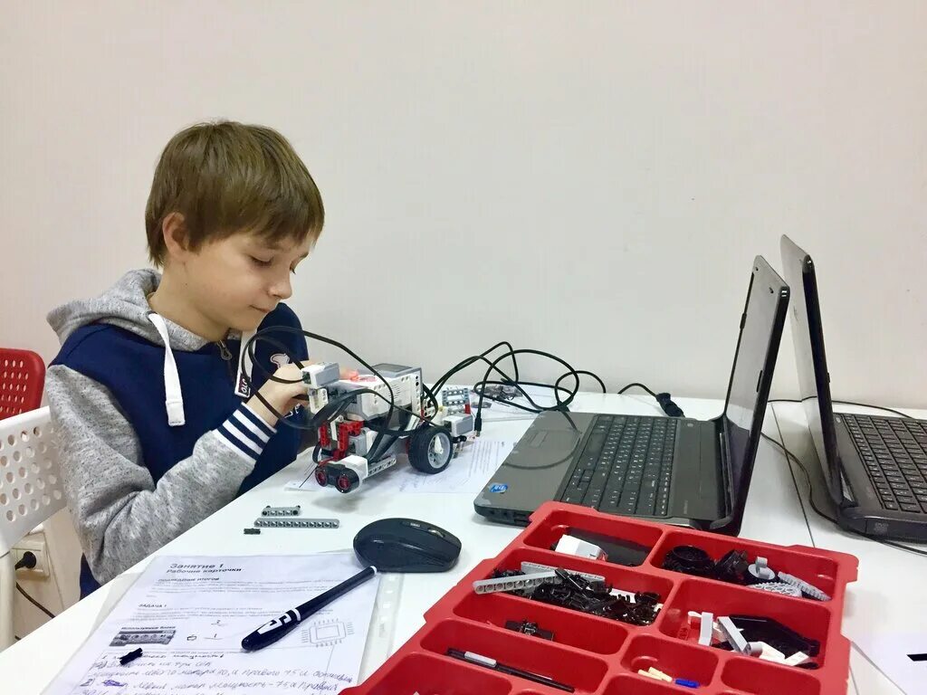 Центр развития робототехники. Украшение стены робототехника. Роботостроение для детей. Робототехника в детском саду. Центр робототехники.