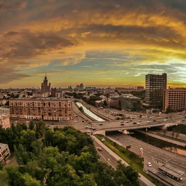 Доброе утро москва. Раннее утро в Москве. Солнечное утро в Москве. Солнце Москвы. Летнее утро в Москве.