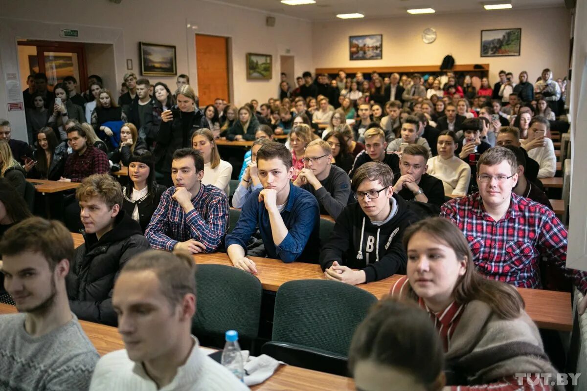 Студенты в вузе. Вузы выходят. Университет в челябинске юургу. Вузы выйдут на учебу. Мгу абитуриенту 2021.