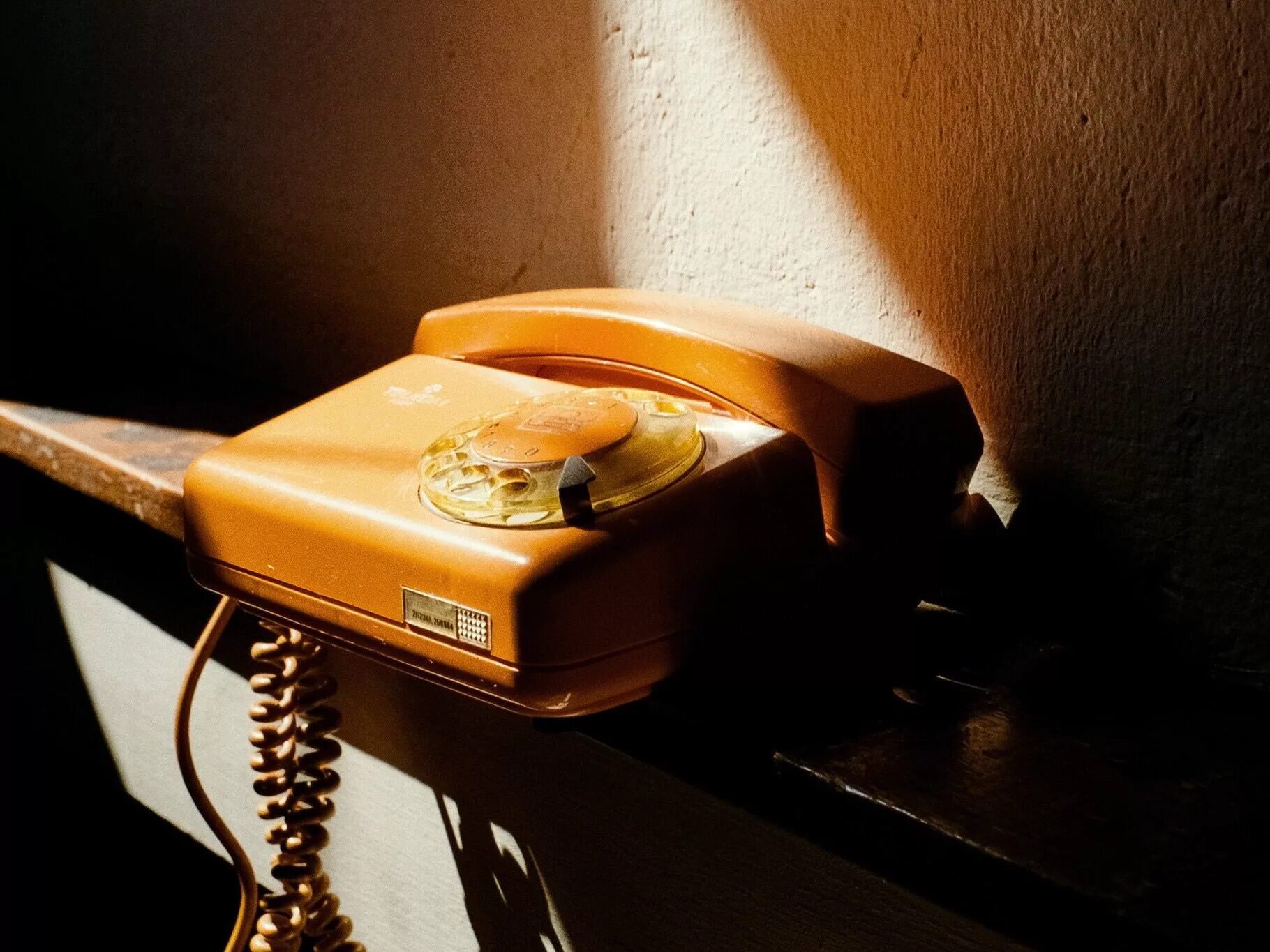 Телефонное общение. Девушка с телефоном в офисе. Телефонный мастер вызов на дом. Как вызвать телефонного мастера. Мастера по ремонту стационарных телефонов.