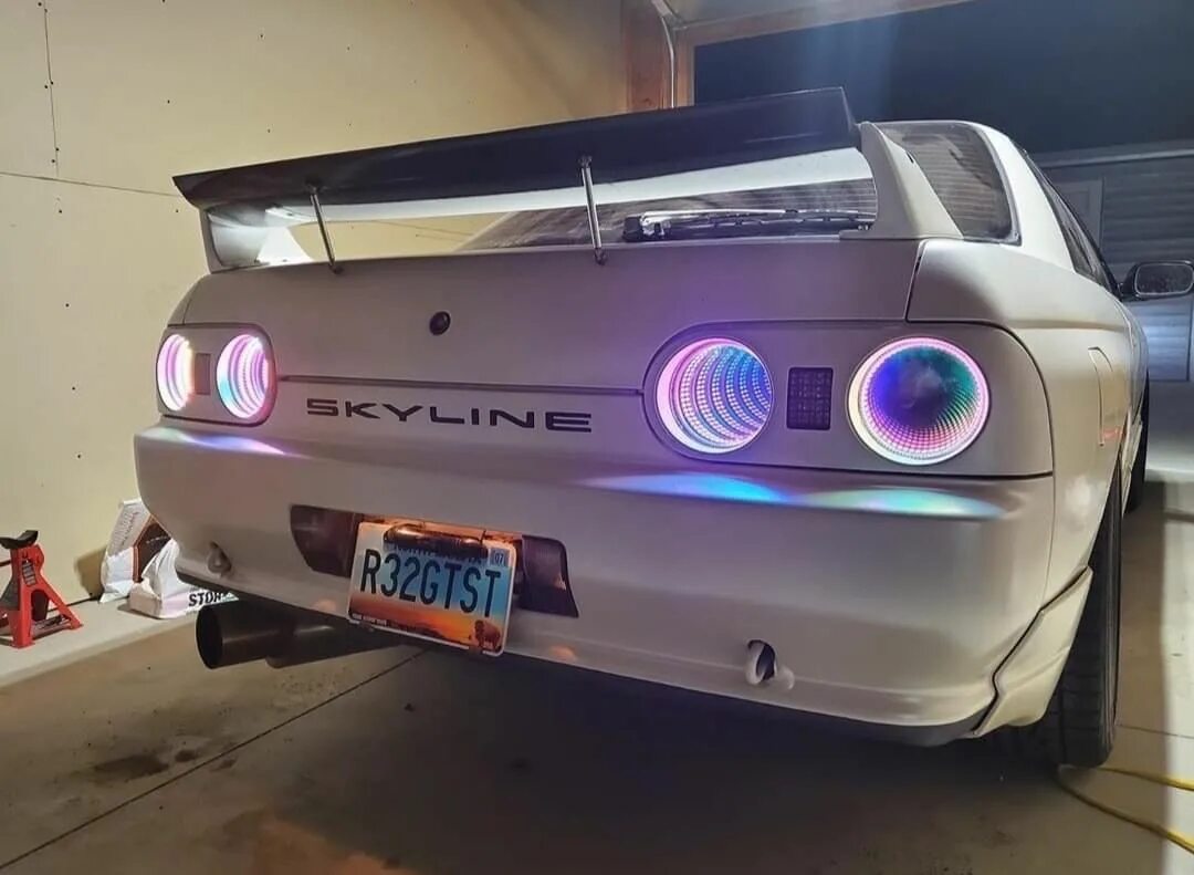 Nissan Skyline r34 taillights. Задние фонари Skyline r32. Фары Nissan Skyline r34. R34 GTR Skyline фары.