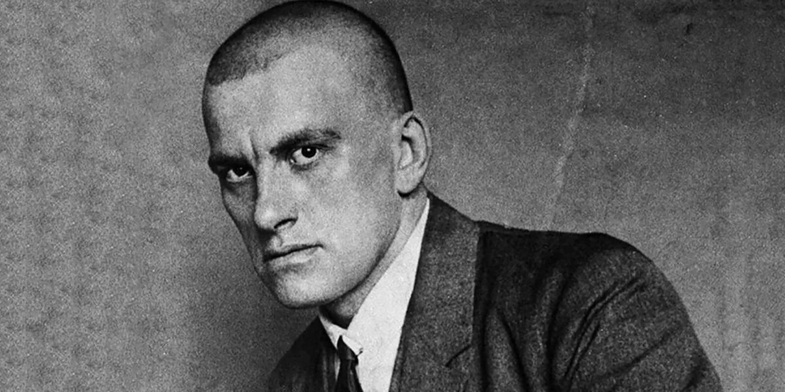 Хлеба ради маяковский. Советские плакаты маяковского. Маяковский блять. Маяковский портрет. Маяковский не те бл ди.