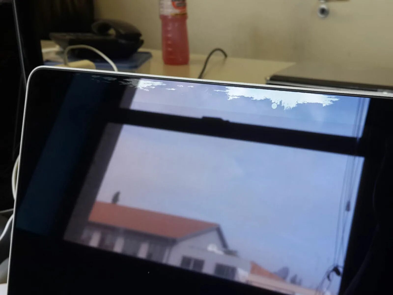 Царапина на экране жк телевизора. Жк самсунг вертикальная полоса. Горизонтальная полоса на матрице телевизора. Поломка матрицы телевизора. Белый экран.