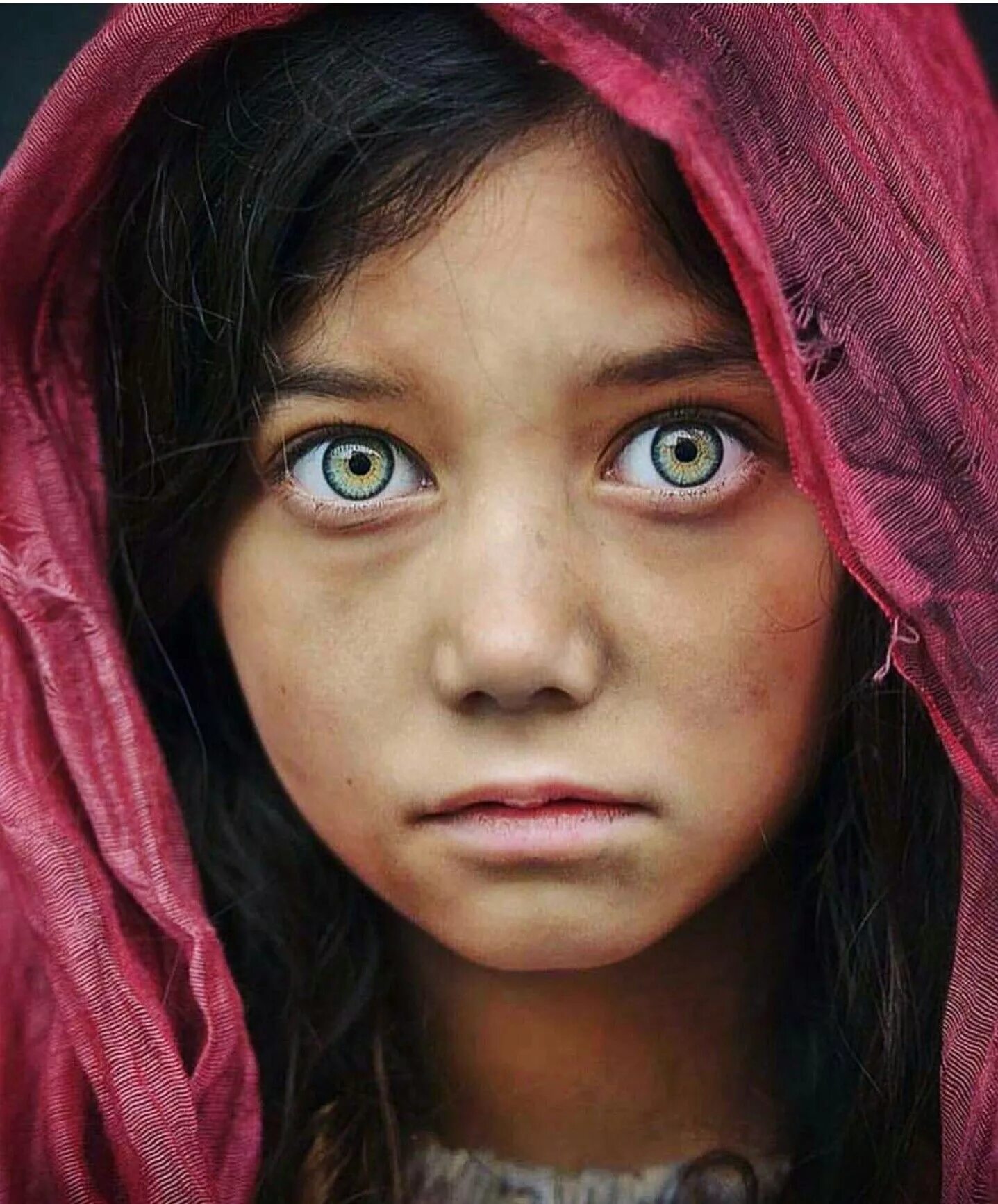 Необычайные глаза. Девочка с необычными глазами. Необычные глаза у людей. Необычный цвет глаз. Необычные красивые глаза.