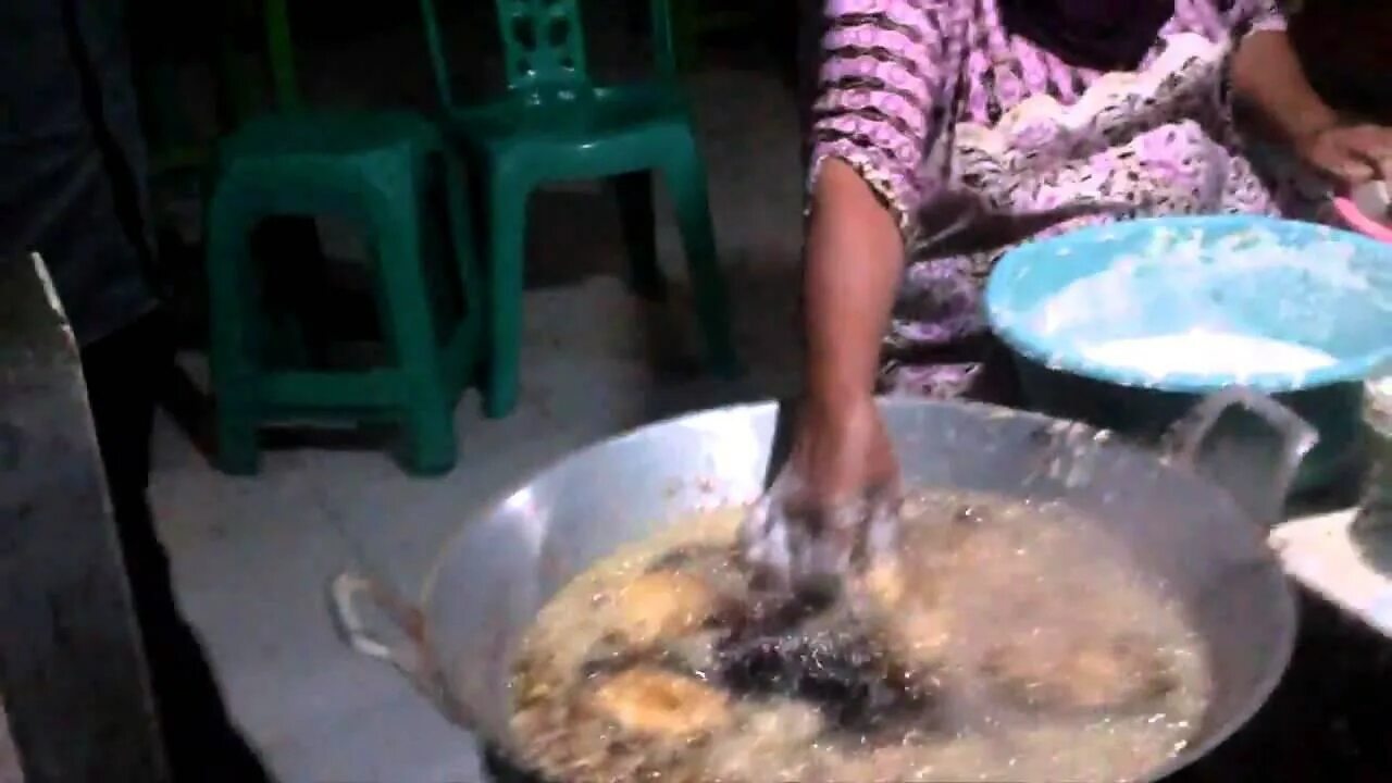 Упал лицом в кипящее масло видео. Кипящее масло. сваривание в кипящем масле.