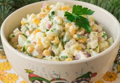 Салат из кальмаров с горошком и яйцом