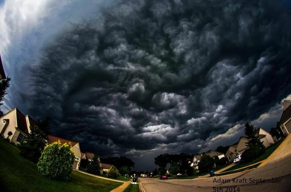 Туча ужасный. Ундулатус асператус. Облака undulatus asperatus. Самые страшные облака. Самые страшные тучи.