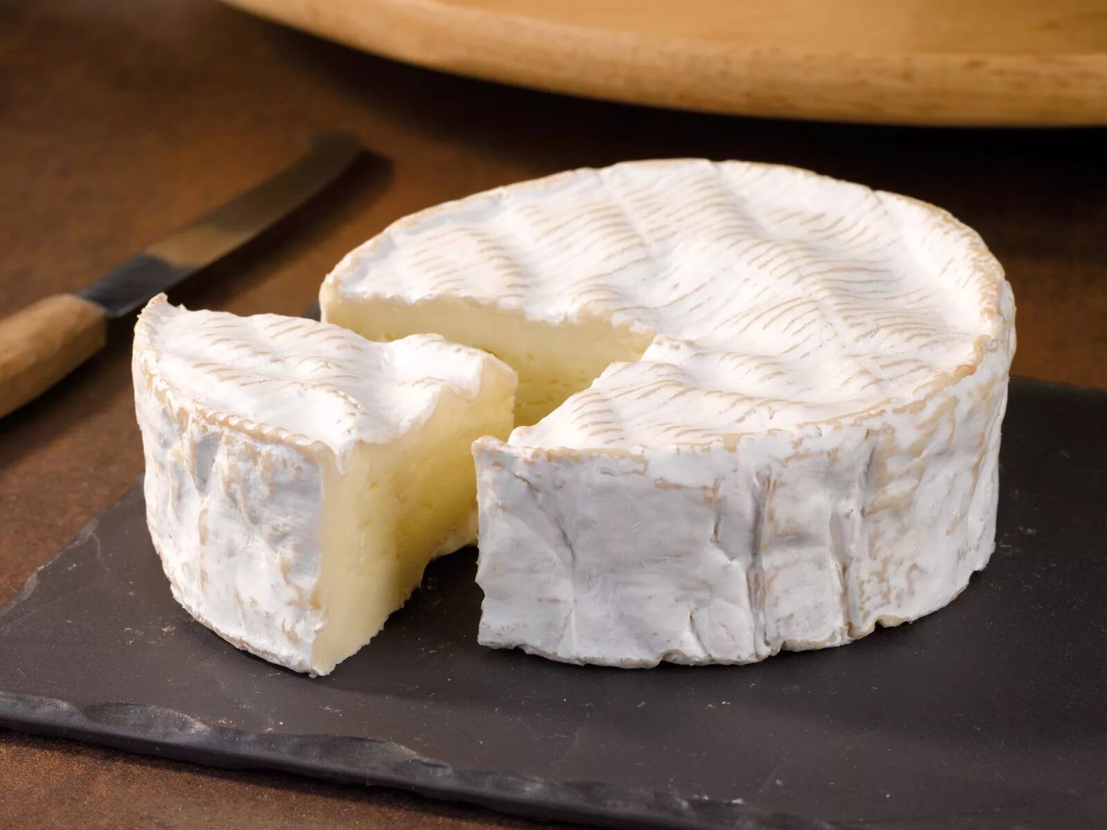 Сыр camembert. Сыр с белой плесенью castello бри 50% 125г/8 шт. Какмамбер с жёлтой плесенью. Сыр фромаж. Сыр бри монтарелл.