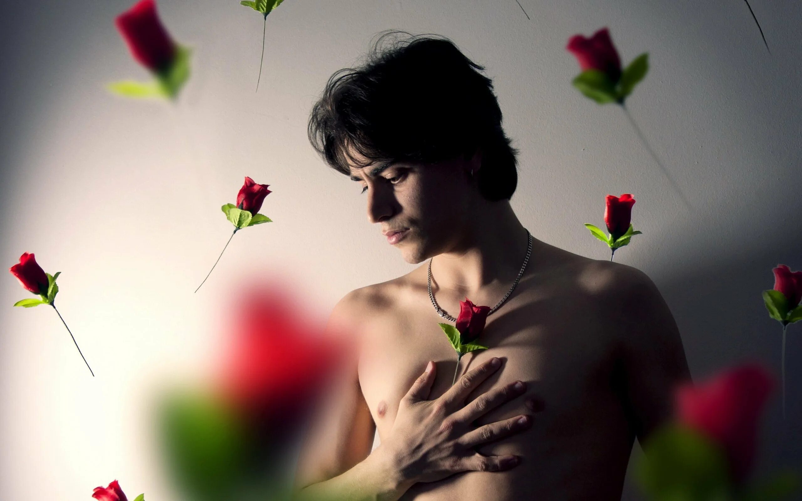 Мужчина с цветами. Парень с цветком в руке. Парень с розой. Цветы для мужчины.