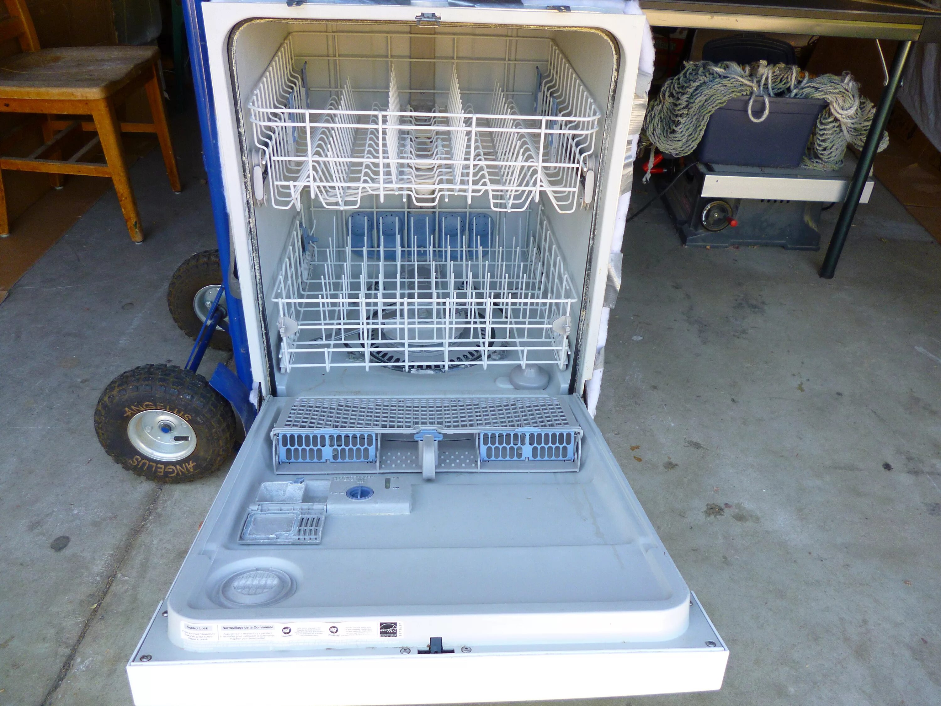 Посудомойка девушка. Посудомойка изображение. Сломалась посудомойка. Сдать старую посудомоечную машину. Мастер посудомоечных машин.