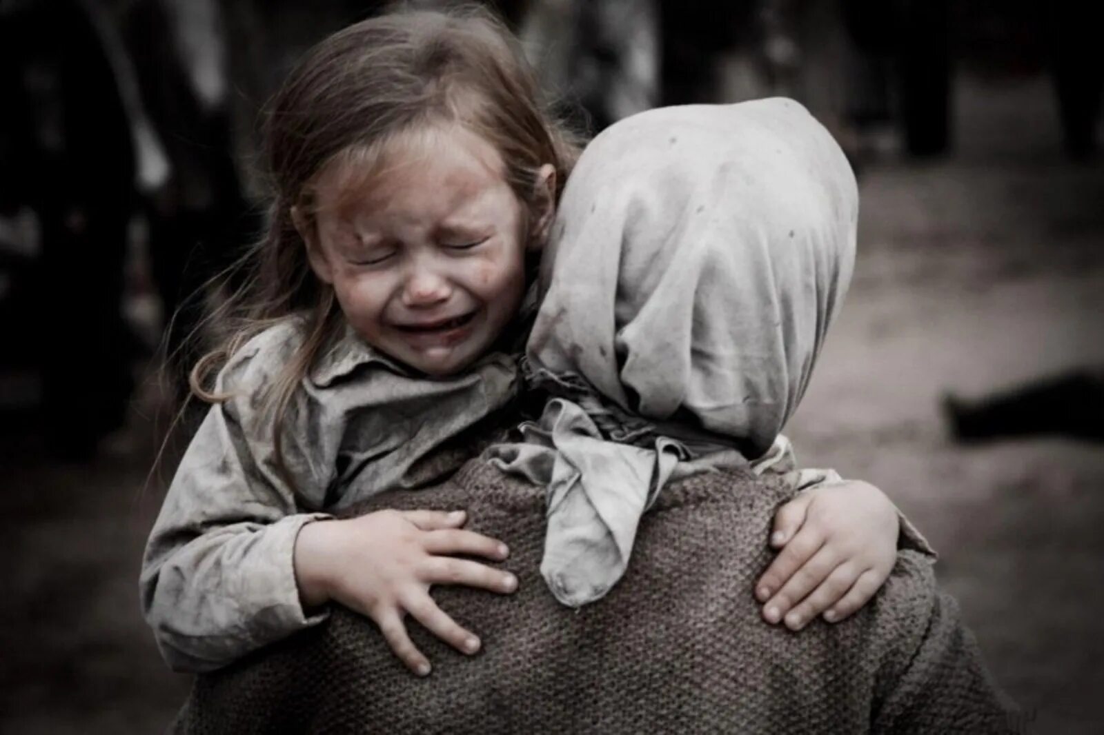 Дети войны. Богатая плачет бедной семьи