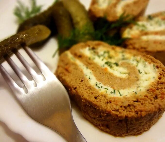 печеночный рулет с яйцом. рулетики из говяжьей печени. рулет из печени с яйцом. печеночный рулет таганский. украшение печеночного паштета.