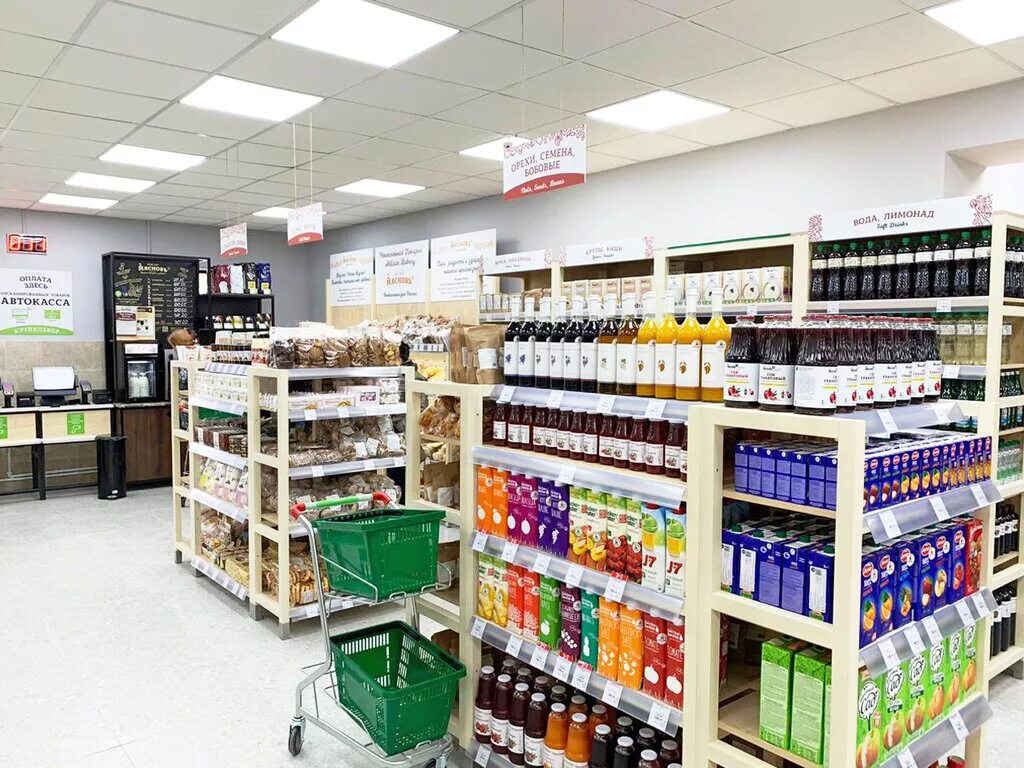 Магазин работа и отдых. Куулклевер мяснов отдохни. Магазин работа и отдых. Девушка продавец. Витрина туристического магазина.