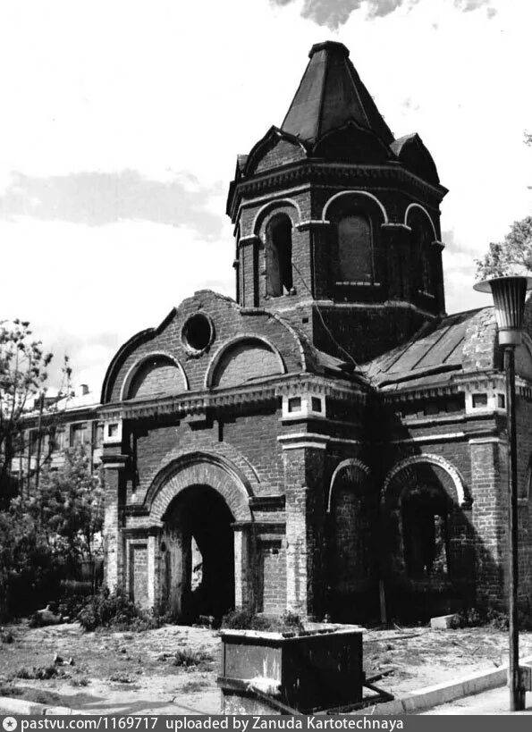 Крестовоздвиженский храм на коммунаров ижевск. Крестовоздвиженская часовня ижевск история. Крестовоздвиженский храм на коммунаров ижевск. Часовня петра и февронии муромских. Часовня воздвижения креста господня в ижевске.