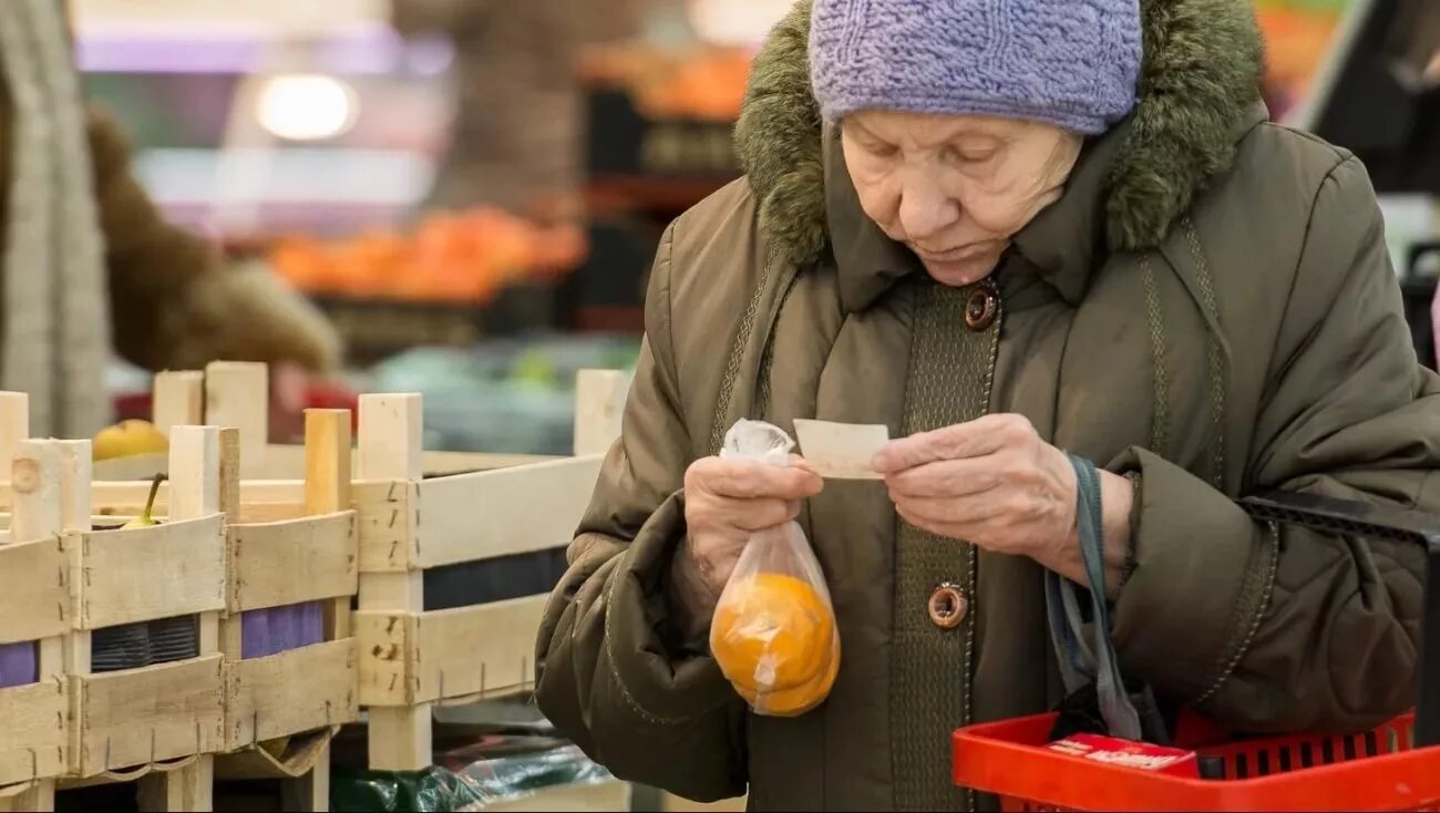 Прожиточный минимум пенсионера. Пенсионеры в магазине. Пенсионеры в России. Бабушка в магазине.