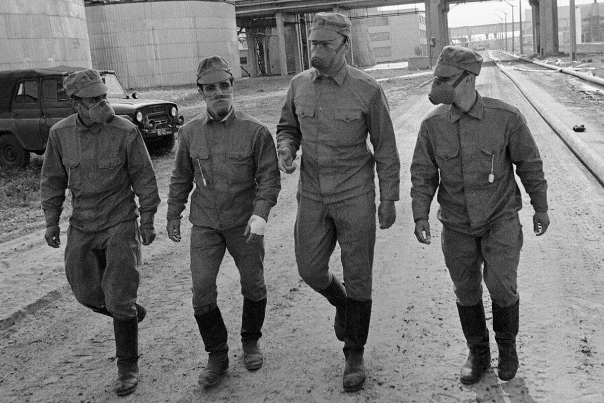Чернобыльская АЭС 1986. Чернобыль 1986 ликвидаторы. Дезактивация ЧАЭС 1986. Припять ликвидаторы 1986. Участие в ликвидации чернобыльской аэс