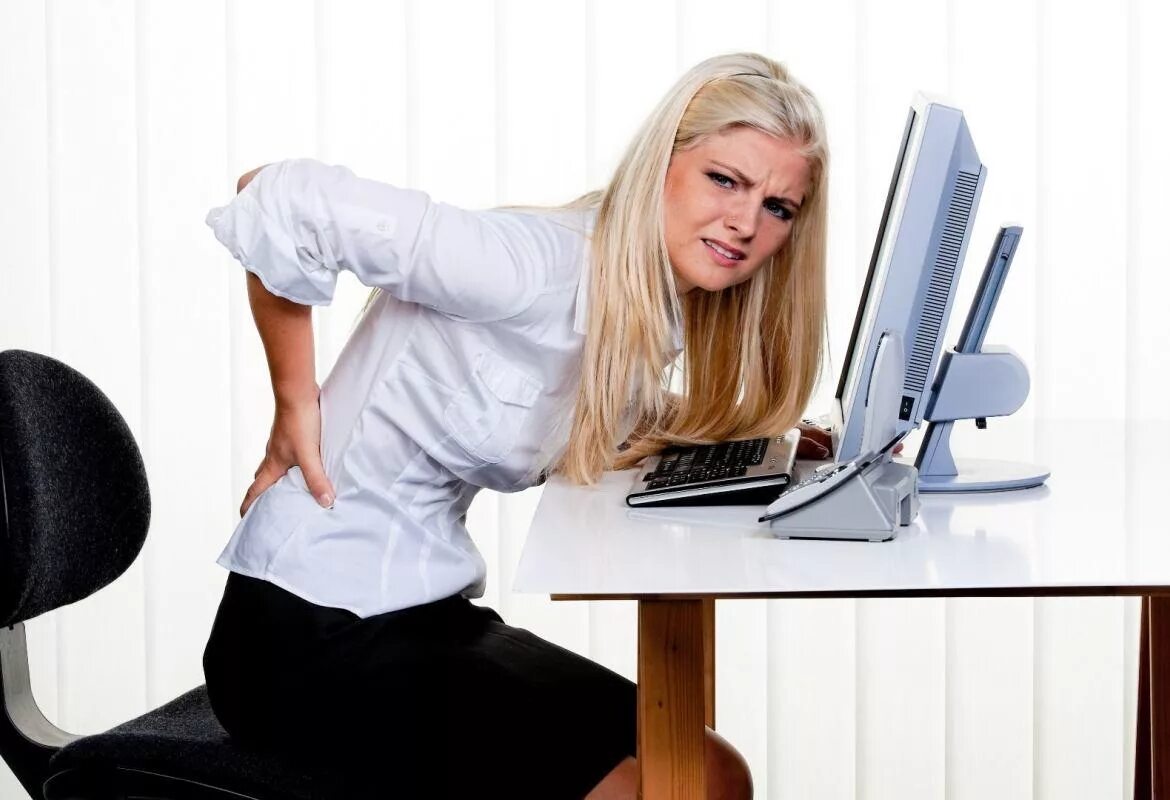 Сидячий образ жизни. Девушка на диване. Больно сидеть женщины. Девочка сидит на коленях. Больно сидеть женщины.