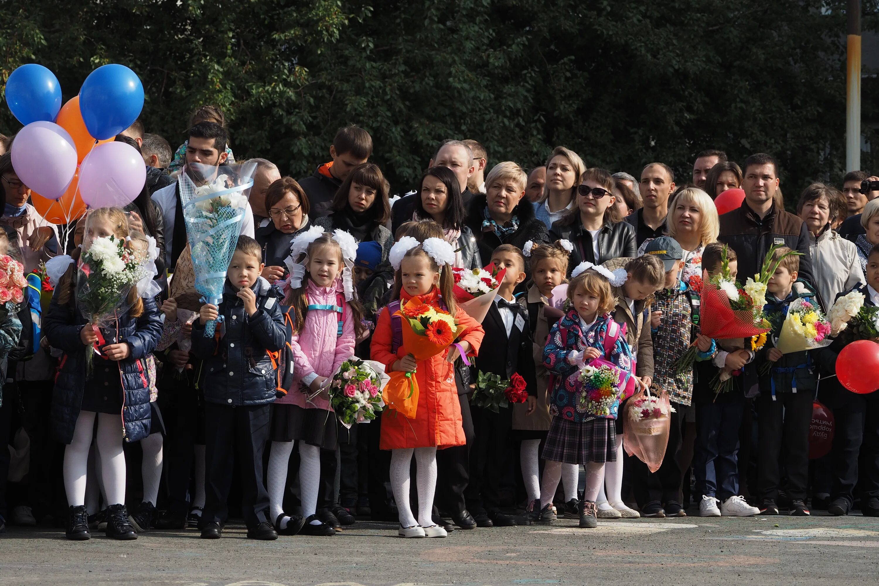 1 класс екатеринбург. Фотографии первоклассников. Девочка 1 класс. Школа 16 академический фото. Первоклассник и учитель.