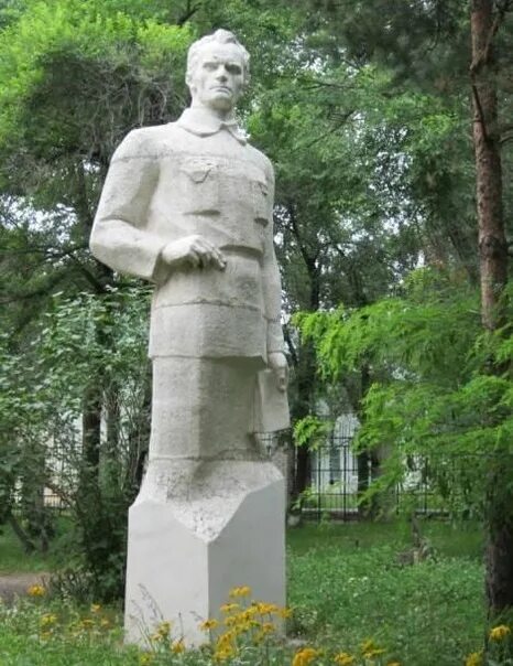 В каком селе установлен памятник арсеньеву. Арсеньев владимир клавдиевич памятник. памятник арсеньеву в арсеньеве. арсеньев приморский край памятники. владимир клавдиевич арсеньев город арсеньев памятник.
