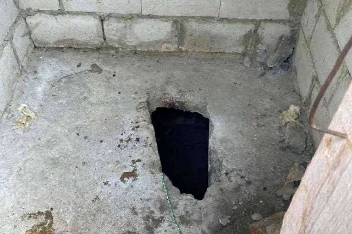 Провалился в деревенский туалет. Упал туалет девочка. Упал в деревенский туалет. Женский деревенский туалет. Человек провалился в туалет.